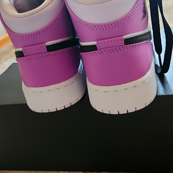 Air Jordan 1 Mid (GS) - Picture 6 of 7